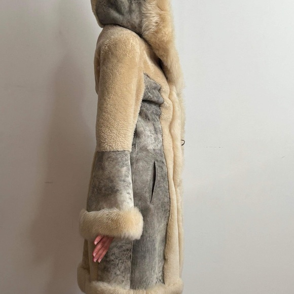 Genuine reversed lamb skin, coat with fox fur trim - Picture 6 of 8